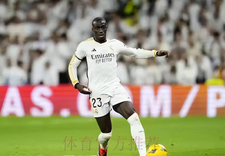 记者:皇马曼城关注阿方索-戴维斯 最早可能今夏行动